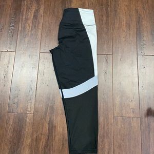 Victoria’s Secret VSX Knockout Capri Leggings Med